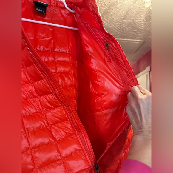 The North Face Women”s Bright Red Puffer Jacket NEW - Picture 6 of 11